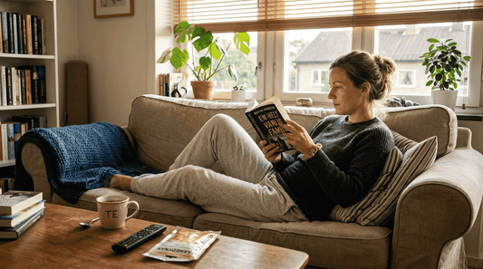 En kvinna njuter av lugnet i vardagsrummet med ett värmande bälte runt midjan.